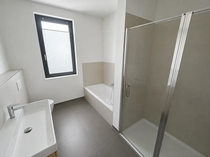 Moderne 4-Zimmer-Wohnung mit großem Balkon, Fußbodenheizung & TG-Stellplatz in Karlshorst — photo 1